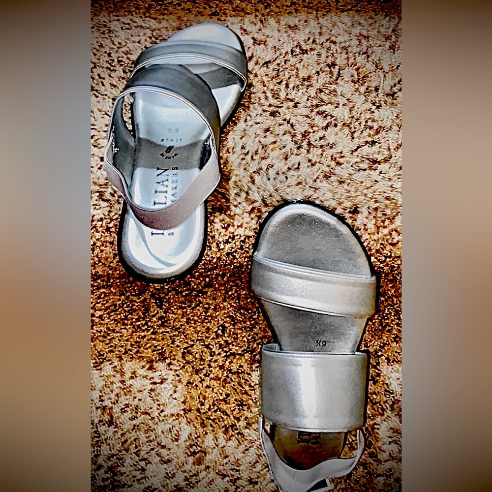 NWT Women Sz-6.5 ITALIAN SHOEMAKERS- Silver Flats Open Toe & Elastic Heal Straps - Picture 2 of 16